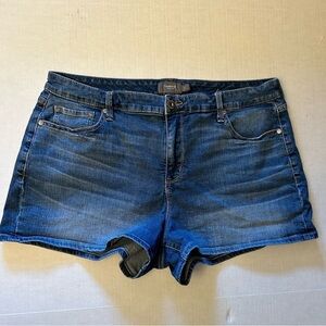 Torrid Feel The Fit Denim blue jean shorts Sz-18. A4